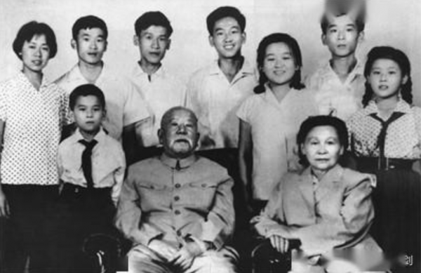 1960年，謝飄到北戴河探望陳賡，謝飄：鬍子爸爸，國家離不開你啊