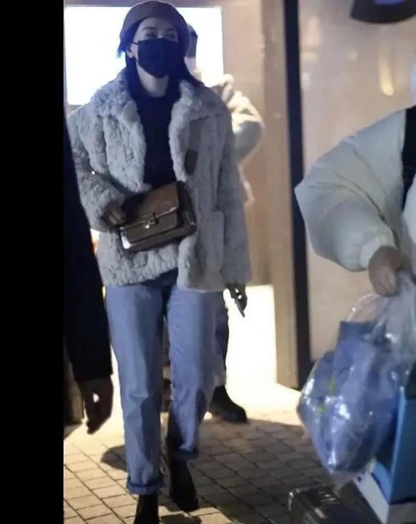 42歲高圓圓越老越有魅力！最新私服穿搭大爆火，戴貝雷帽優雅迷人