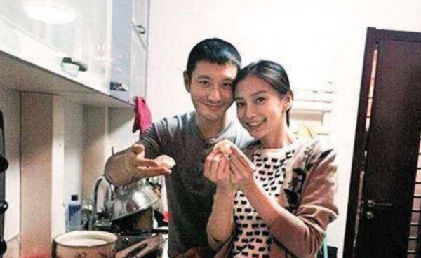 70歲張紀中親自下廚包餃子,揉麵擀皮手法嫻熟,一家五口好溫馨 70歲張紀中親自下廚包餃子,揉麵擀皮手法嫻熟,一家五口好溫馨