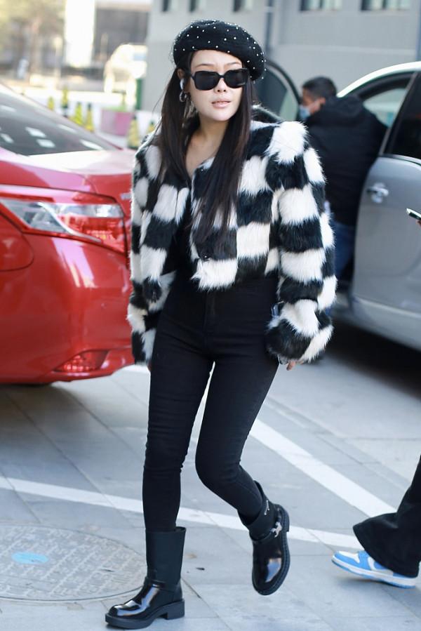 百花迎春晚會路透，被李易峰驚豔到了，黑白生圖也能穿成T臺模特