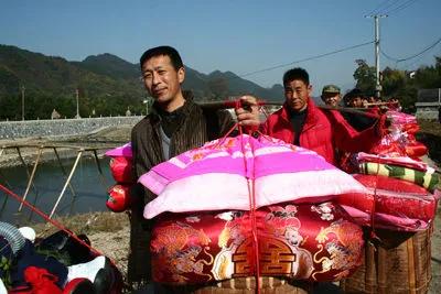 除夕夜逃跑的新娘，做夢也想不到竟逃出了傳奇人生