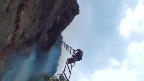 喜馬拉雅山脈採蜂人，爬上懸崖獲取蜂蜜，風險與甜蜜並存