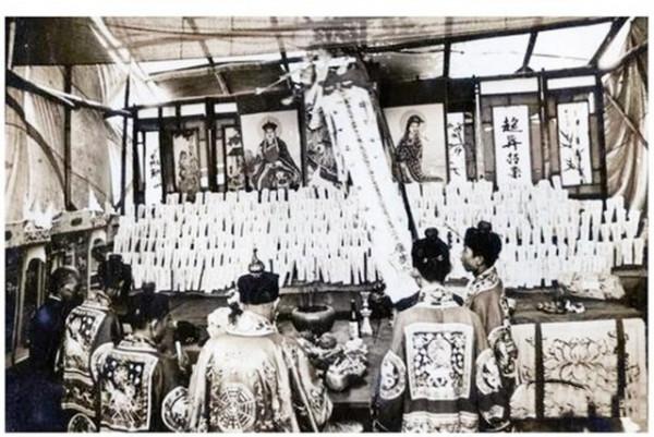 60年代末，最後一任張天師撒手人寰後繼無人，接班亂象頻出