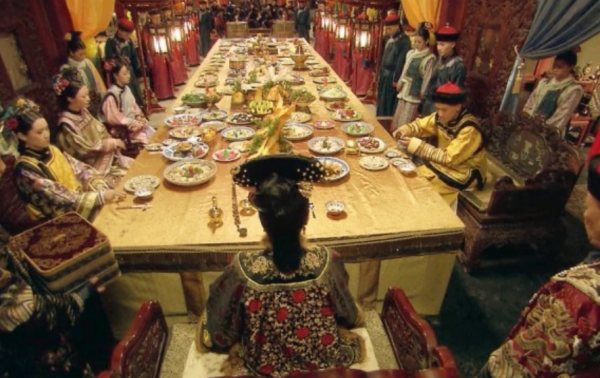 清朝嬪妃為何會在脖頸上掛條白布？原來作用不止保暖，皇帝更喜歡