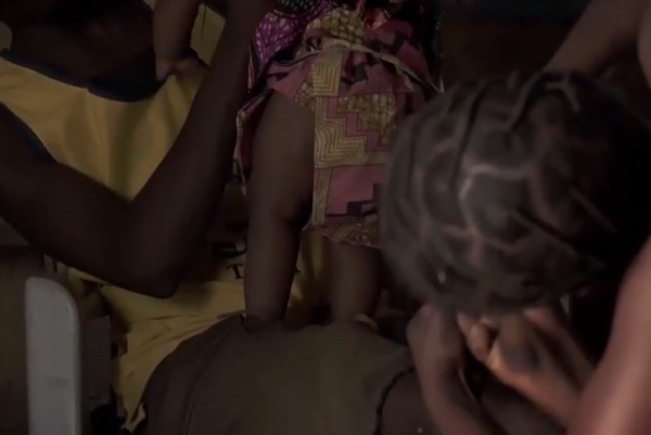 非洲底層人民的絕望:1只老鼠三人分,要想賣炭得走上50公里山路 非洲底層人民的絕望:1只老鼠三人分,要想賣炭得走上50公里山路