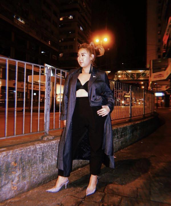 鄭欣宜的顯瘦穿搭又成功了,真空穿西裝繫腰帶,配闊腿褲更顯腿長 鄭欣宜的顯瘦穿搭又成功了,真空穿西裝繫腰帶,配闊腿褲更顯腿長