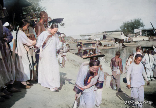 1902年的北京，街頭乞丐令人心痛，站在河邊的膀爺十分詭異