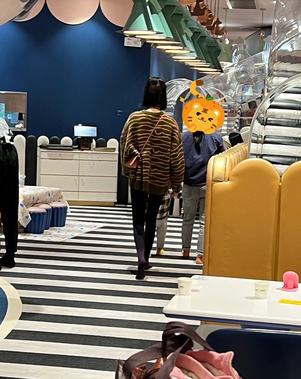 奚夢瑤攜兒子上早課，穿紋理毛衣時髦耐看，身高比例太出挑