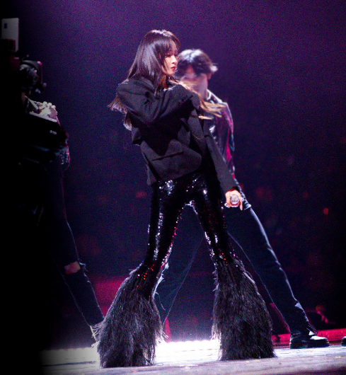 跨年女星哪家強？周慧敏凍齡狀態好，金晨穿漢服，楊紫創收視高峰