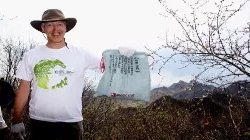 這個英國老頭在長城撿了22年垃圾，不僅閃婚了箇中國媳婦，還上BBC被英女王授予勳章