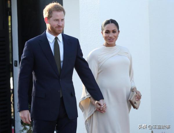 梅根穿白色連體褲霸氣亮相,哈里王子就像是她的小跟班 梅根穿白色連體褲霸氣亮相,哈里王子就像是她的小跟班