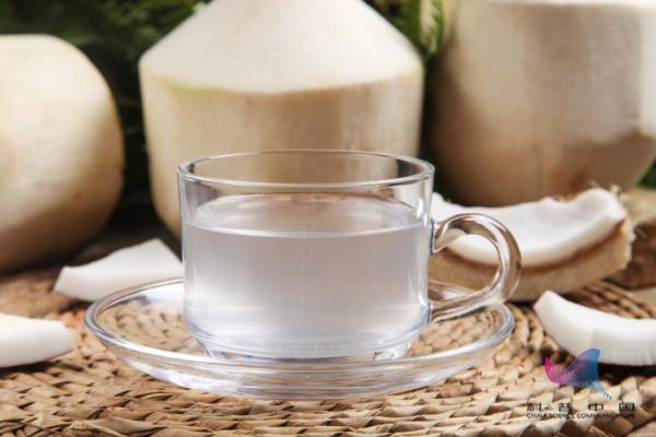 為啥天然椰汁是透明的,超市賣的椰奶卻是乳白色?喝了這麼多年才知道… 為啥天然椰汁是透明的,超市賣的椰奶卻是乳白色?喝了這麼多年才知道…