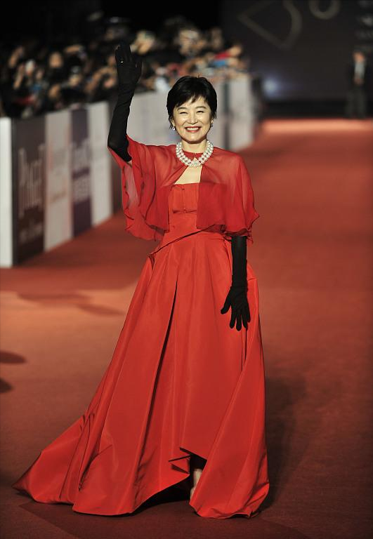 林青霞私下約會被偶遇，穿紅衣素顏白到發光，“大佬”坐姿太霸道