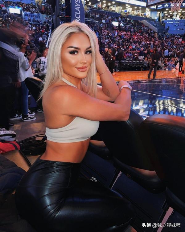 金髮與馬甲線都有，體育迷克勞迪安·戈德布特