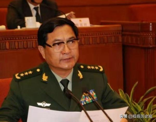 他18歲參軍，曾擔任了10年武警司令，59歲被授上將警銜，今年77歲