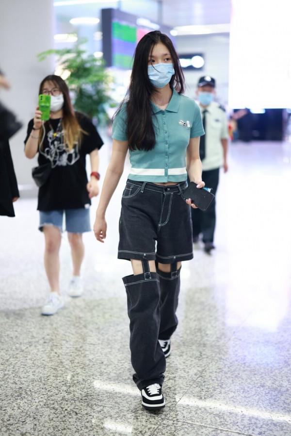 林允穿綠色短袖針織衫搭配拼接分割牛仔褲熱辣時髦