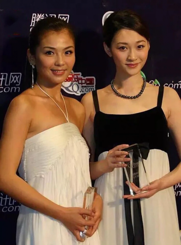 管你是真姐妹還是偽閨蜜,女明星同框即比美,誰醜誰尷尬 管你是真姐妹還是偽閨蜜,女明星同框即比美,誰醜誰尷尬