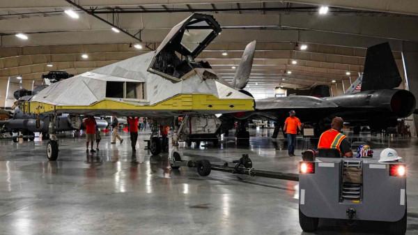 機翼用了咱傳統的卯榫工藝？細看F117，刮掉隱身塗料之後真相大白