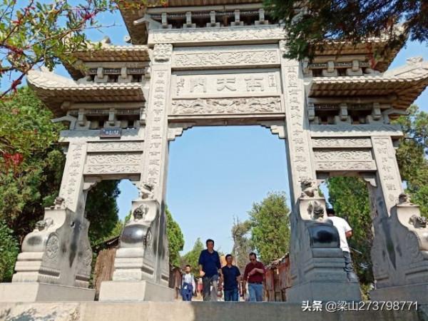 大伾山，大平原上突起的孤峰，寺廟洞閣棋佈，摩崖碑刻林立