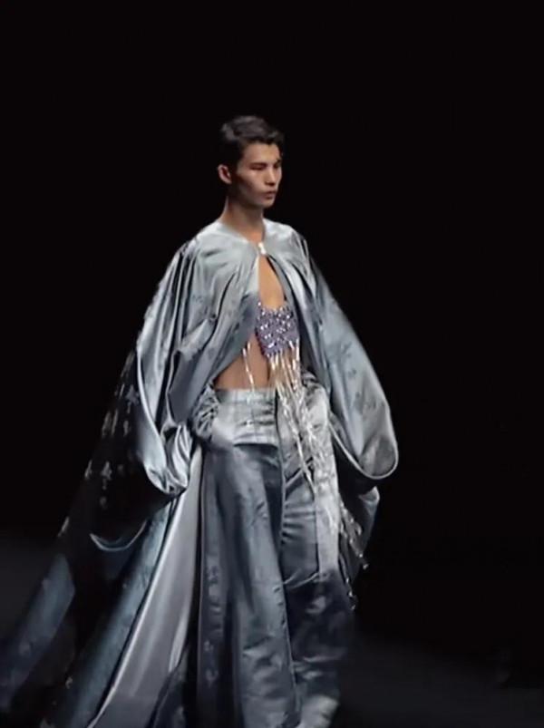 走紅前，他是村民眼中的神經病，走紅後，他是大家心中的國際超模