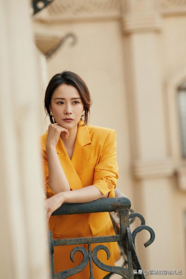 40歲左右的女人，衣服儘量不要穿駝色和灰色，其實這些更氣質顯白