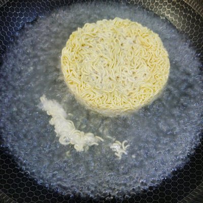 幾分鐘搞定炒泡麵，一步就搞定