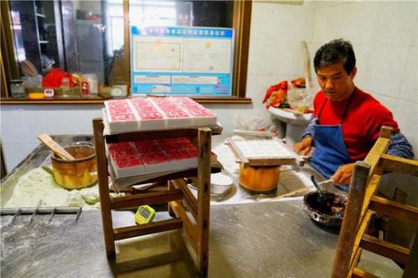 寧波有個很接地氣的小吃，當地人定親時必備，30塊錢一盒，很美味