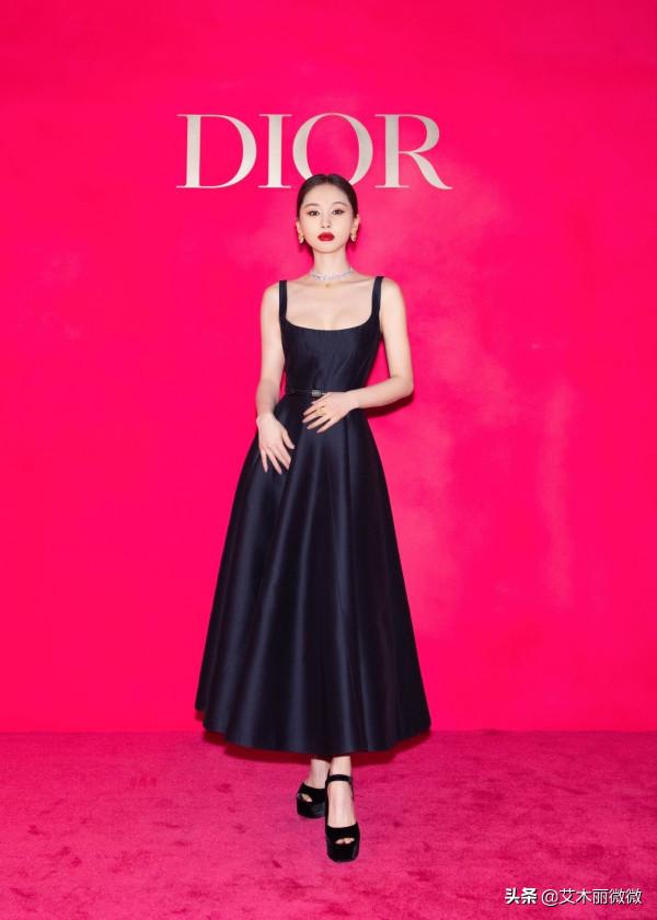 王子文太會穿了吧,穿白西裝配齊肩直髮好霸氣,159穿出180的氣場 王子文太會穿了吧,穿白西裝配齊肩直髮好霸氣,159穿出180的氣場