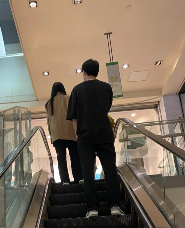 34歲劉亦菲逛商場被偶遇！無濾鏡面板仍吹彈可破，衣品卻一言難盡