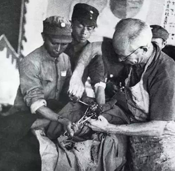 “紅都名醫”金茂嶽為江青接生，毛主席特別叮囑：不要特殊照顧她