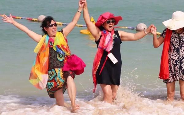 為什麼年紀越大，穿得越花裡胡哨？認清這3點，女人穿對了最重要