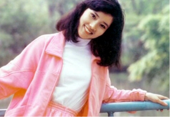 “江南美人”何賽飛：曾是鄧穎超座上賓，嫁初戀33年，被寵成公主