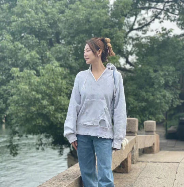 張雨綺用不著往嫩裡穿,衛衣配牛仔褲就挺有少女感,素一點也很美 張雨綺用不著往嫩裡穿,衛衣配牛仔褲就挺有少女感,素一點也很美