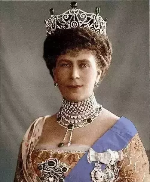 她未婚先寡，嫁給小叔子，從排擠到逆風翻盤，成為珠寶最多的女人