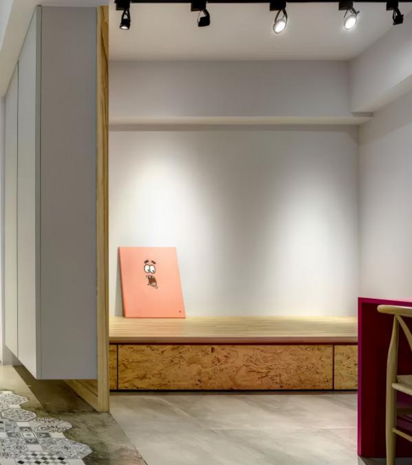 沒想到歐松板還能這麼用：直接在客廳窗邊打造卡座，舒適感升級了