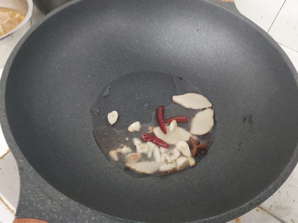 醬香土豆煲,解鎖土豆新吃法,醬香濃郁的下飯菜 醬香土豆煲,解鎖土豆新吃法,醬香濃郁的下飯菜