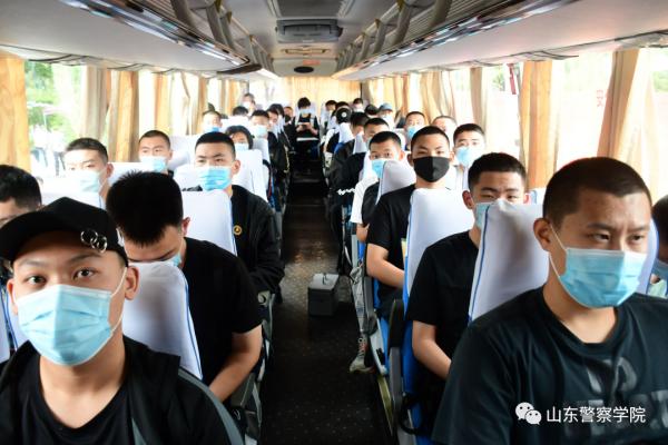 一拐擎盡四載志,藏藍榮沐少年時 一拐擎盡四載志,藏藍榮沐少年時