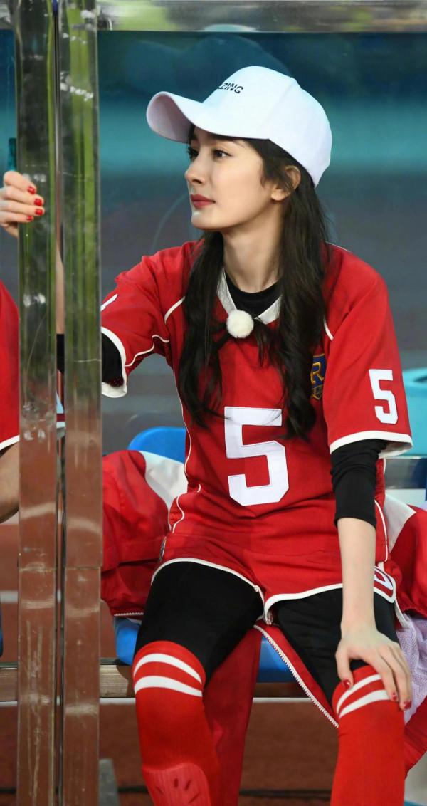 楊冪 綜藝活動組圖（大圖）紅色運動服凸現好身材