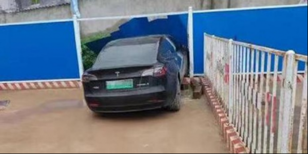 2021汽車紅黑榜十大質量風波：福特進水、特斯拉起火……