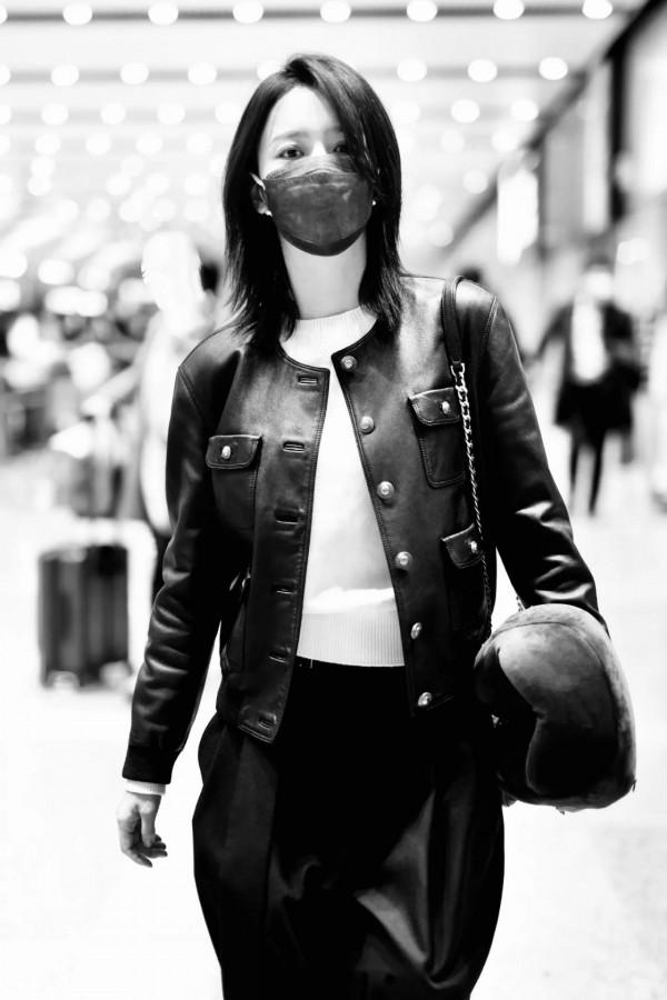 佟麗婭私服來了,皮衣燈籠褲,時尚感有,不停地比耶,和代拍互動 佟麗婭私服來了,皮衣燈籠褲,時尚感有,不停地比耶,和代拍互動