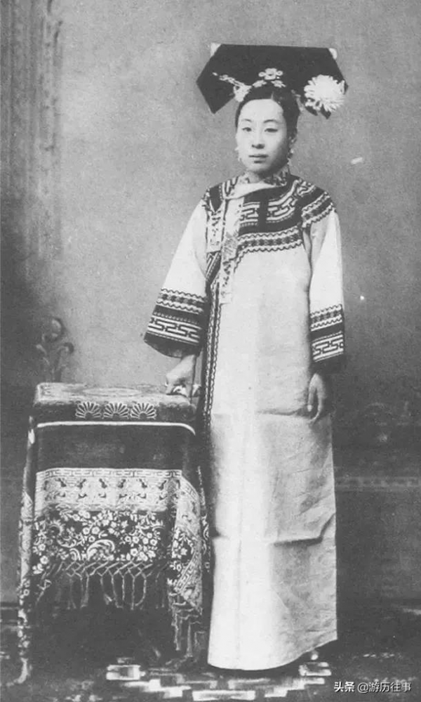 100多年前的晚清社會，慈禧出逃後的寢宮，仍有守衛在看守