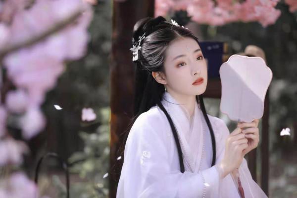 當年驚豔四座的最美小戲骨長大了,網友感嘆:真的有人這麼會長嗎 當年驚豔四座的最美小戲骨長大了,網友感嘆:真的有人這麼會長嗎