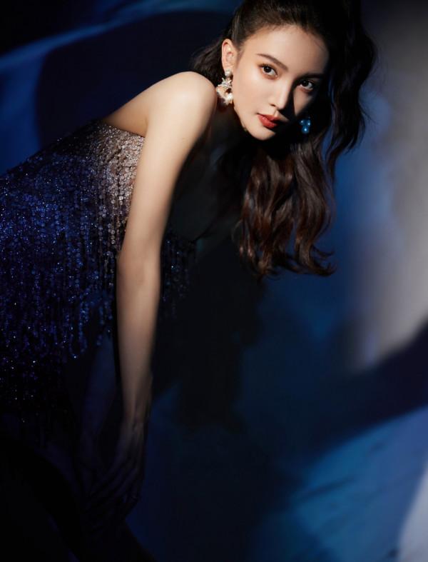 金晨穿吊帶流蘇裙秀細腰 扎高馬尾又美又颯