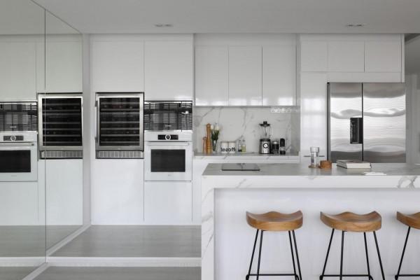 果斷選擇極簡主義風格，整套房子只塗上了白色的大牆，百看不厭