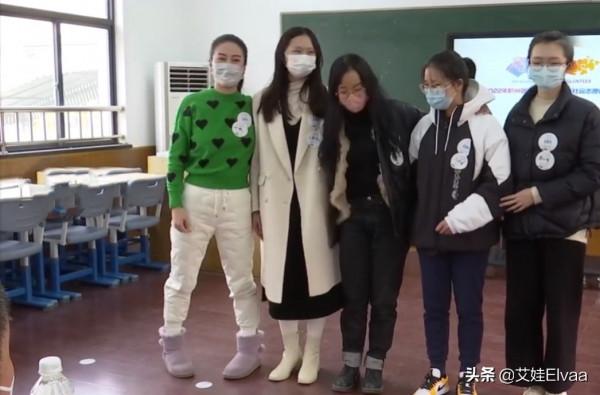 42歲葉璇面試亞運會志願者超自信！穿綠毛衣合影，內八站姿超可愛