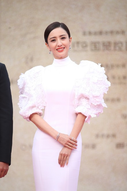 34屆金雞紅毯，張譯緊張到搓衣角，青年演員蹲下為陳道明“讓鏡”