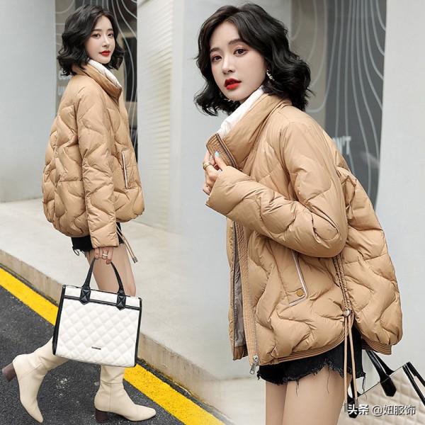 看看這幾款短款立領白鴨絨羽絨服，搭配短褲+長筒靴，高階又時髦