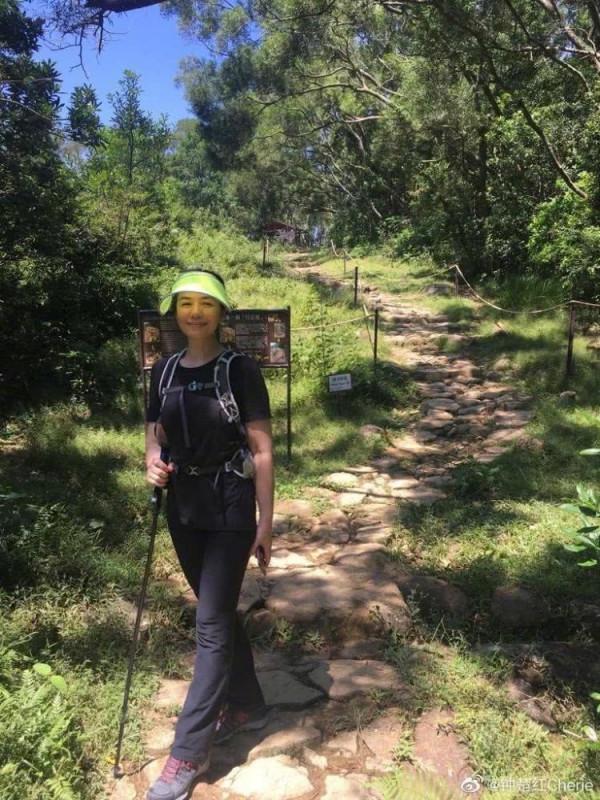 鐘楚紅新年第一天爬山，穿運動服配黑褲子，落落大方氣質優雅