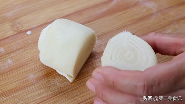 10塊錢一斤的酥餅教你在家做，層層酥脆，一咬就掉渣，比買的好吃