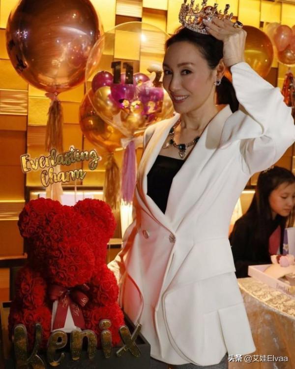 郭可盈豪宅裡慶生，穿白西裝親吻母親真放得開，熊黛林雙胞胎搶鏡